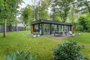 Een luxe gastenverblijf van hout combineert de warme, rustieke charme van hout met hoogwaardige voorzieningen en luxe details. Het gebruik van hoogwaardige houtsoorten en vakmanschap kan een luxueuze uitstraling creëren, terwijl de natuurlijke elementen behouden blijven. Denk aan op maat gemaakte interieurs met premium houtafwerking, moderne en comfortabele meubels, grote ramen voor veel natuurlijk licht, een volledig uitgeruste keuken en badkamer met hoogwaardige apparatuur en armaturen. Bovendien biedt een luxe houten gastenverblijf de mogelijkheid om aanvullende voorzieningen toe te voegen, zoals een buitenruimte met een jacuzzi of een open haard, waar gasten kunnen genieten van het comfort en de natuurlijke schoonheid. De combinatie van hoogwaardige materialen, aandacht voor detail en een natuurlijke uitstraling maakt een luxe houten gastenverblijf tot een unieke en aantrekkelijke keuze voor een exclusieve verblijfservaring. Heb je specifieke ideeën voor een luxe houten gastenverblijf in gedachten?