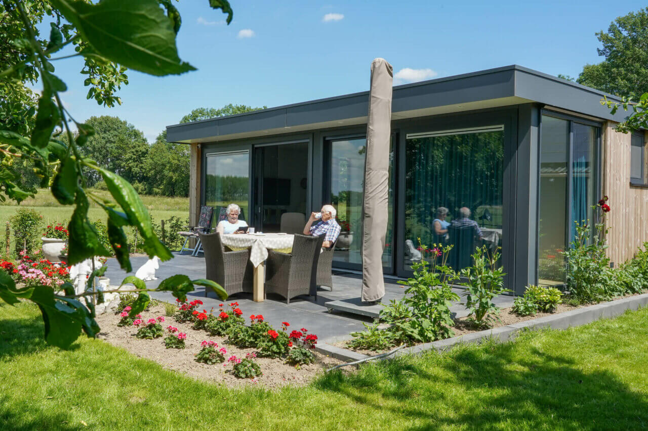 Bij het plannen van een pre-mantelzorgwoning is het van belang om contact op te nemen met de gemeente. De gemeente kan specifieke informatie verstrekken over de regelgeving, bouwvoorschriften en vereisten voor het plaatsen van een pre-mantelzorgwoning binnen hun jurisdictie. Zij kunnen je informeren over de procedures voor het verkrijgen van de benodigde vergunningen en kunnen mogelijk ook richtlijnen geven over de specifieke vereisten voor het plaatsen van een pre-mantelzorgwoning, zoals afmetingen, locatie op het terrein, toegankelijkheid en andere relevante regels. Het is raadzaam om voorafgaand aan het plannen of bouwen van een pre-mantelzorgwoning contact op te nemen met de afdeling ruimtelijke ordening van de gemeente om ervoor te zorgen dat je voldoet aan alle voorschriften en regels die gelden voor deze specifieke vorm van huisvesting.