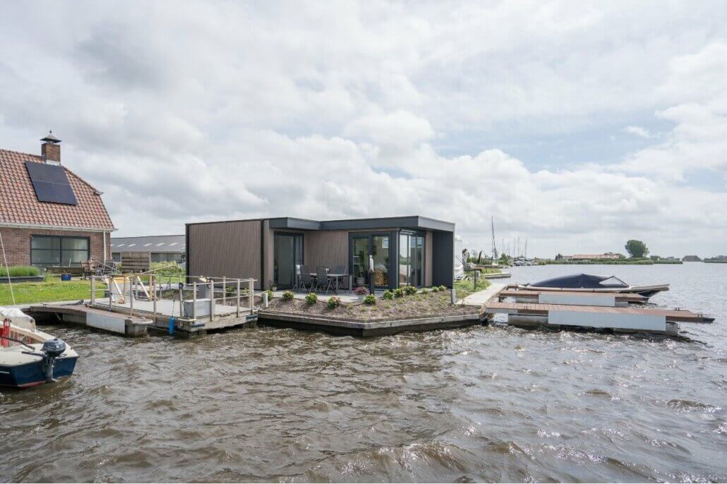 De vereisten voor een vergunning voor een pre-mantelzorgwoning kunnen verschillen afhankelijk van de regio en lokale voorschriften. In sommige gebieden kan het plaatsen van een pre-mantelzorgwoning binnen het bestaande hoofdgebouw als onderdeel van een mantelzorgregeling vrijstelling hebben van bepaalde vergunningen. In andere gevallen kan het zijn dat je een vergunning moet aanvragen voor het wijzigen of toevoegen van een ruimte aan een bestaande woning. Het is verstandig om contact op te nemen met de plaatselijke gemeente of de afdeling ruimtelijke ordening om specifieke informatie te verkrijgen over de vergunningseisen en welke stappen je moet nemen om een pre-mantelzorgwoning te plaatsen volgens de geldende regels en voorschriften in jouw regio. Zo kun je de benodigde vergunningen verkrijgen voordat je met de bouw of aanpassingen begint.
