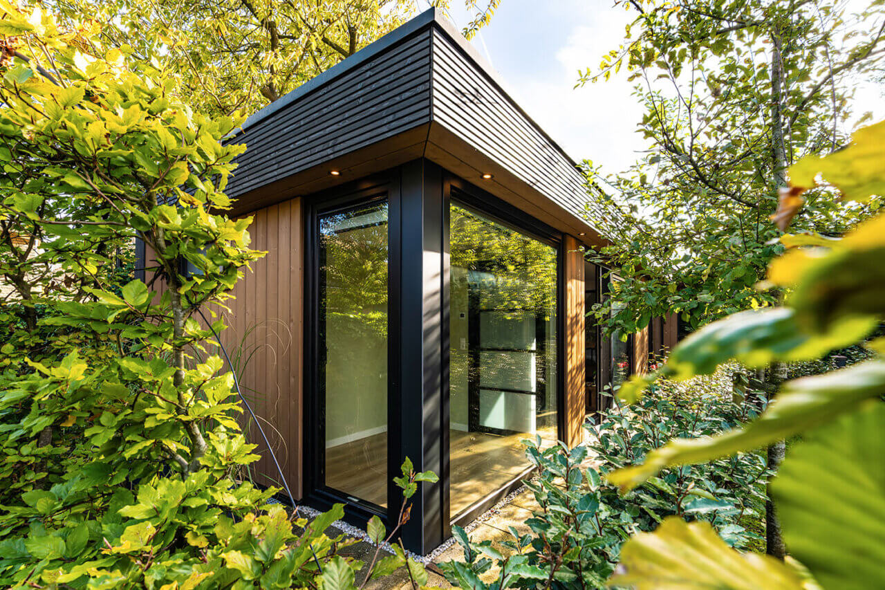 moderne en luxe gastenverblijf in de tuin