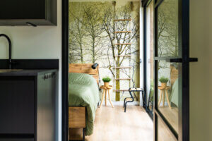 Financiering en subsidies voor mantelzorgwoningen Zijn er ook subsidies beschikbaar voor mantelzorgwoningen? Helaas niet op dit moment. Wel is het mogelijk om een mantelzorgwaardering aan te vragen bij de gemeente. Het is geen subsidie maar wel een mooi gebaar om de kosten iets te drukken of uw mantelzorger extra te verwennen. In veel gemeenten zijn regelingen getroffen om op die wijze de mantelzorg(ers) te ondersteunen. Daarnaast kunt u gebruikmaken van aantrekkelijke financieringsopties. Mantelzorgwaardering: Check bij uw gemeente of er lokale regelingen zijn. BTW-teruggave: Voor sommige zorggerelateerde voorzieningen is BTW-teruggave mogelijk. Leningen: Overweeg een persoonlijke lening of hypotheekaanpassing.