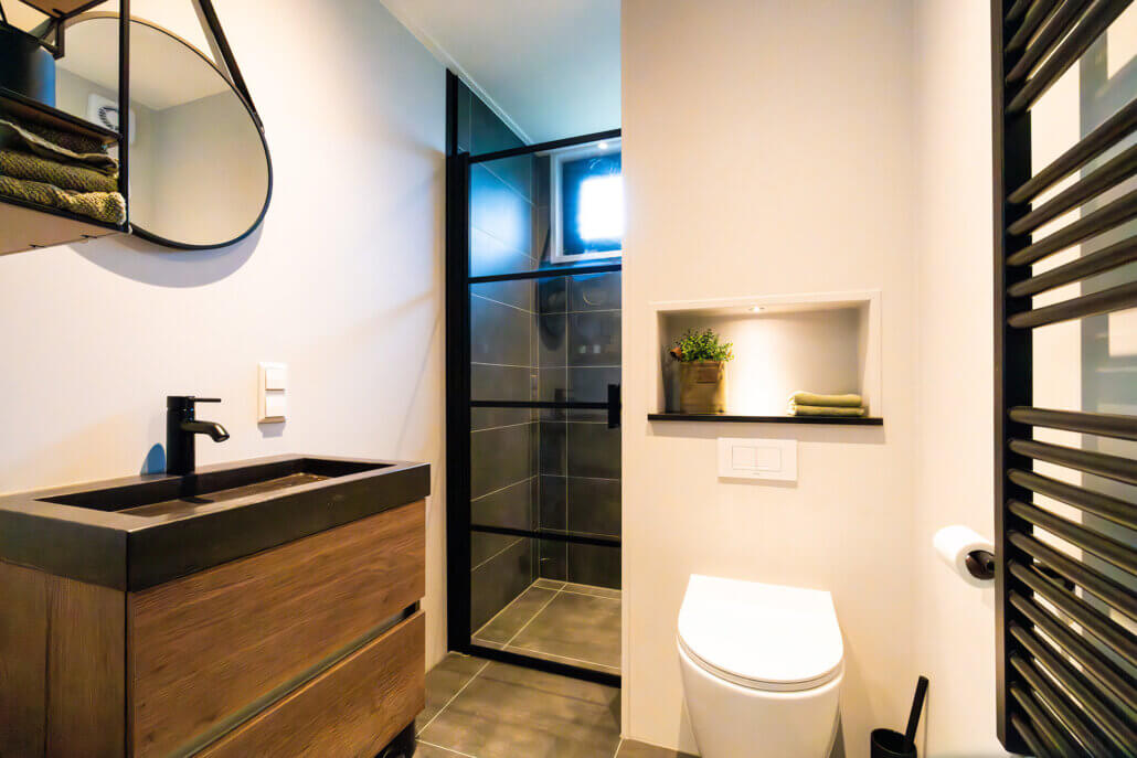 Luxe en knus gastenverblijf in een riante stadstuin. Omringd door groen, maar met voldoende zonlicht in de woning. Luxe en modern afgewerkt met een ruimte woonkeuken en grote badkamer