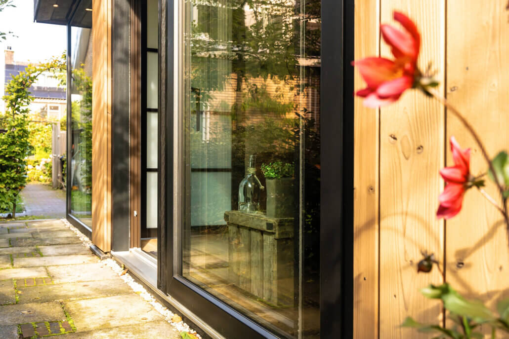 Luxe en knus gastenverblijf in een riante stadstuin. Omringd door groen, maar met voldoende zonlicht in de woning. Luxe en modern afgewerkt met een ruimte woonkeuken en grote badkamer