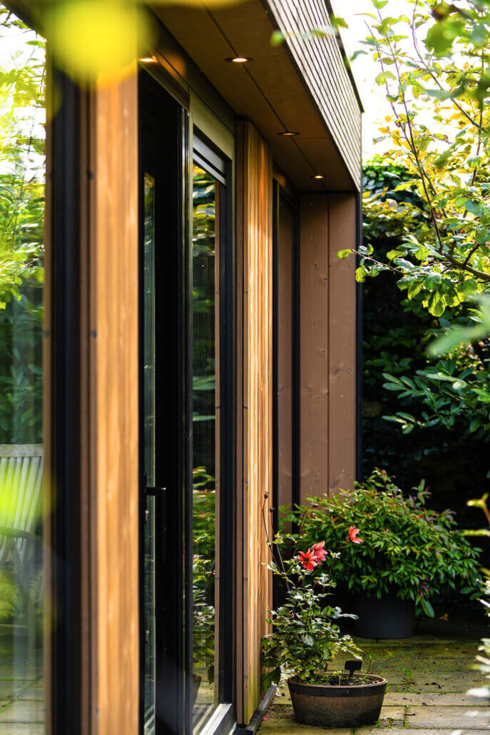 Luxe en knus gastenverblijf in een riante stadstuin. Omringd door groen, maar met voldoende zonlicht in de woning. Luxe en modern afgewerkt met een ruimte woonkeuken en grote badkamer
