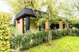 Luxe en knus gastenverblijf in een riante stadstuin. Omringd door groen, maar met voldoende zonlicht in de woning. Luxe en modern afgewerkt met een ruimte woonkeuken en grote badkamer