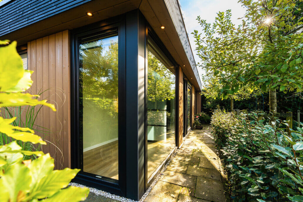 Luxe en knus gastenverblijf in een riante stadstuin. Omringd door groen, maar met voldoende zonlicht in de woning. Luxe en modern afgewerkt met een ruimte woonkeuken en grote badkamer