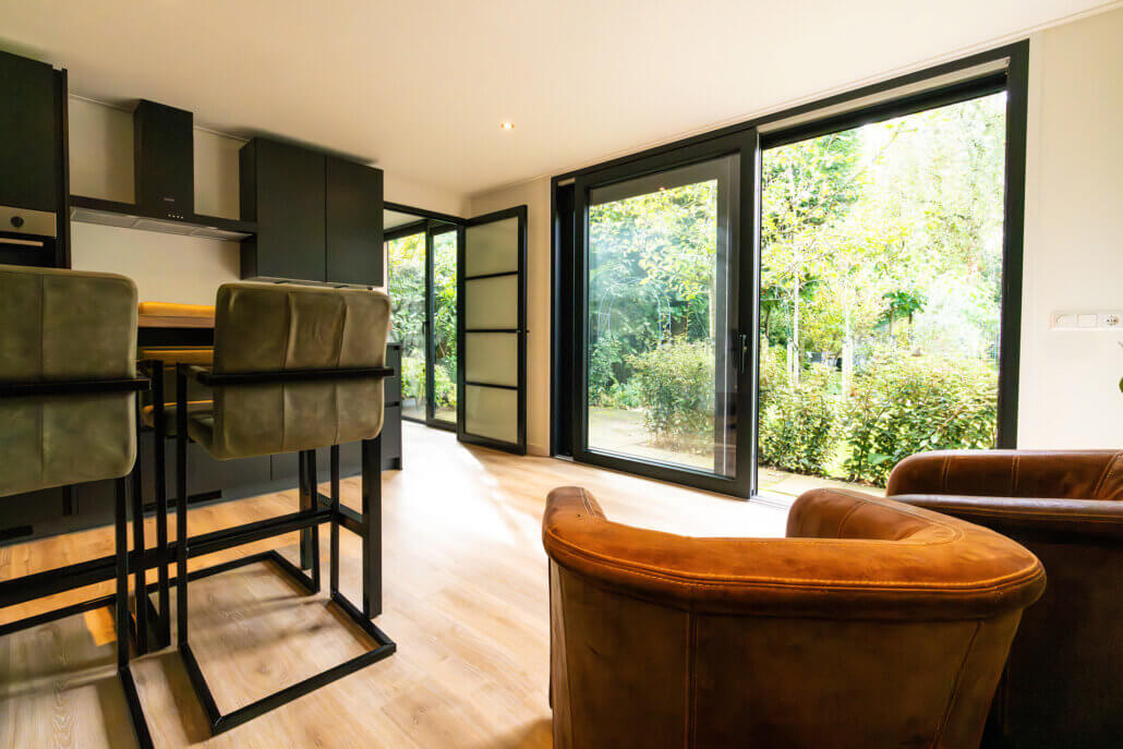 Luxe en knus gastenverblijf in een riante stadstuin. Omringd door groen, maar met voldoende zonlicht in de woning. Luxe en modern afgewerkt met een ruimte woonkeuken en grote badkamer