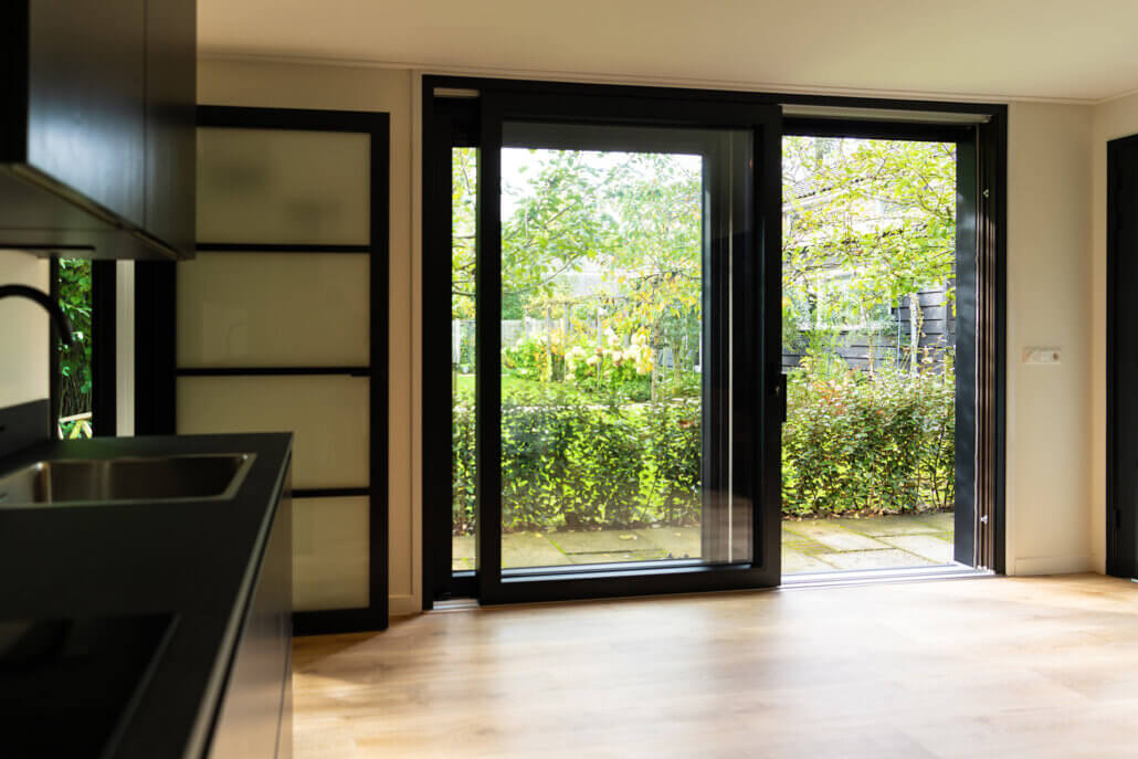 Luxe en knus gastenverblijf in een riante stadstuin. Omringd door groen, maar met voldoende zonlicht in de woning. Luxe en modern afgewerkt met een ruimte woonkeuken en grote badkamer