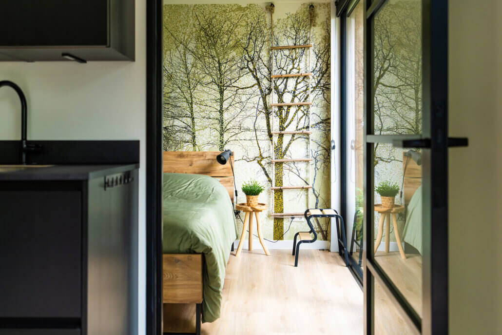 Luxe en knus gastenverblijf in een riante stadstuin. Omringd door groen, maar met voldoende zonlicht in de woning. Luxe en modern afgewerkt met een ruimte woonkeuken en grote badkamer