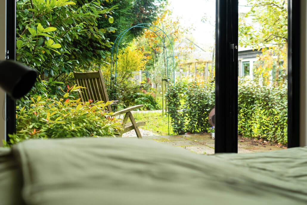 Luxe en knus gastenverblijf in een riante stadstuin. Omringd door groen, maar met voldoende zonlicht in de woning. Luxe en modern afgewerkt met een ruimte woonkeuken en grote badkamer