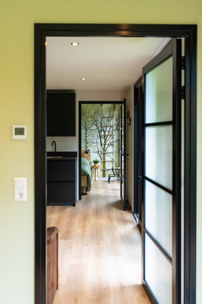 Luxe en knus gastenverblijf in een riante stadstuin. Omringd door groen, maar met voldoende zonlicht in de woning. Luxe en modern afgewerkt met een ruimte woonkeuken en grote badkamer