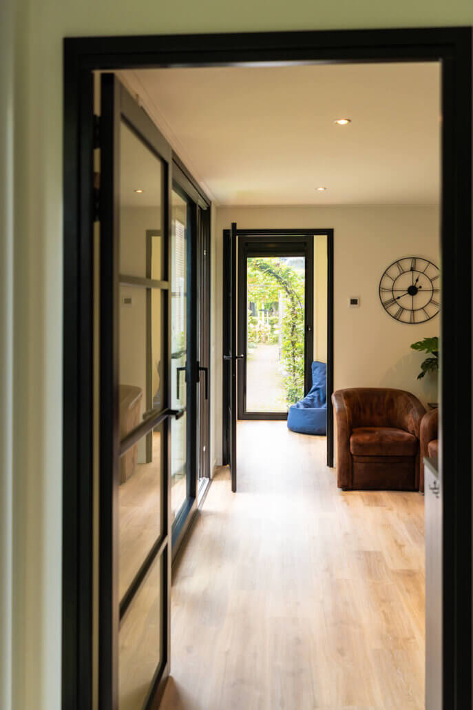 Luxe en knus gastenverblijf in een riante stadstuin. Omringd door groen, maar met voldoende zonlicht in de woning. Luxe en modern afgewerkt met een ruimte woonkeuken en grote badkamer