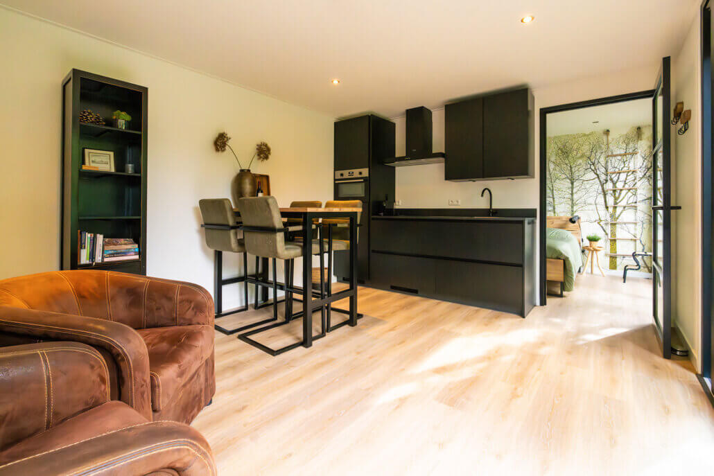 Luxe en knus gastenverblijf in een riante stadstuin. Omringd door groen, maar met voldoende zonlicht in de woning. Luxe en modern afgewerkt met een ruimte woonkeuken en grote badkamer