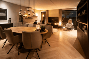 Belangrijkste prijselementen: Basiskosten: Een mantelzorgwoning van 100 m² kan gerealiseerd worden vanaf ongeveer €2.000 – €2.200,- per m². Dit is inclusief sanitair, installaties en een complete badkamer, maar exclusief vloerafwerking en keuken. Maatwerk: Aanpassingen zoals extra kamers, specifieke ontwerpen of luxe afwerkingen. Technische voorzieningen: Opties zoals grondwerk, nutsvoorzieningen, zonnepanelen, vloerverwarming en domotica en maatwerk meubelen.