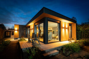 Luxe en moderne mantelzorgwoning van Solilux in 's Gravenmoer. Afwerking met zwarte keuken, visgraatvloer en rustiek hout aan de buitenzijde. Luxe badkamer en ruime woonkamer.