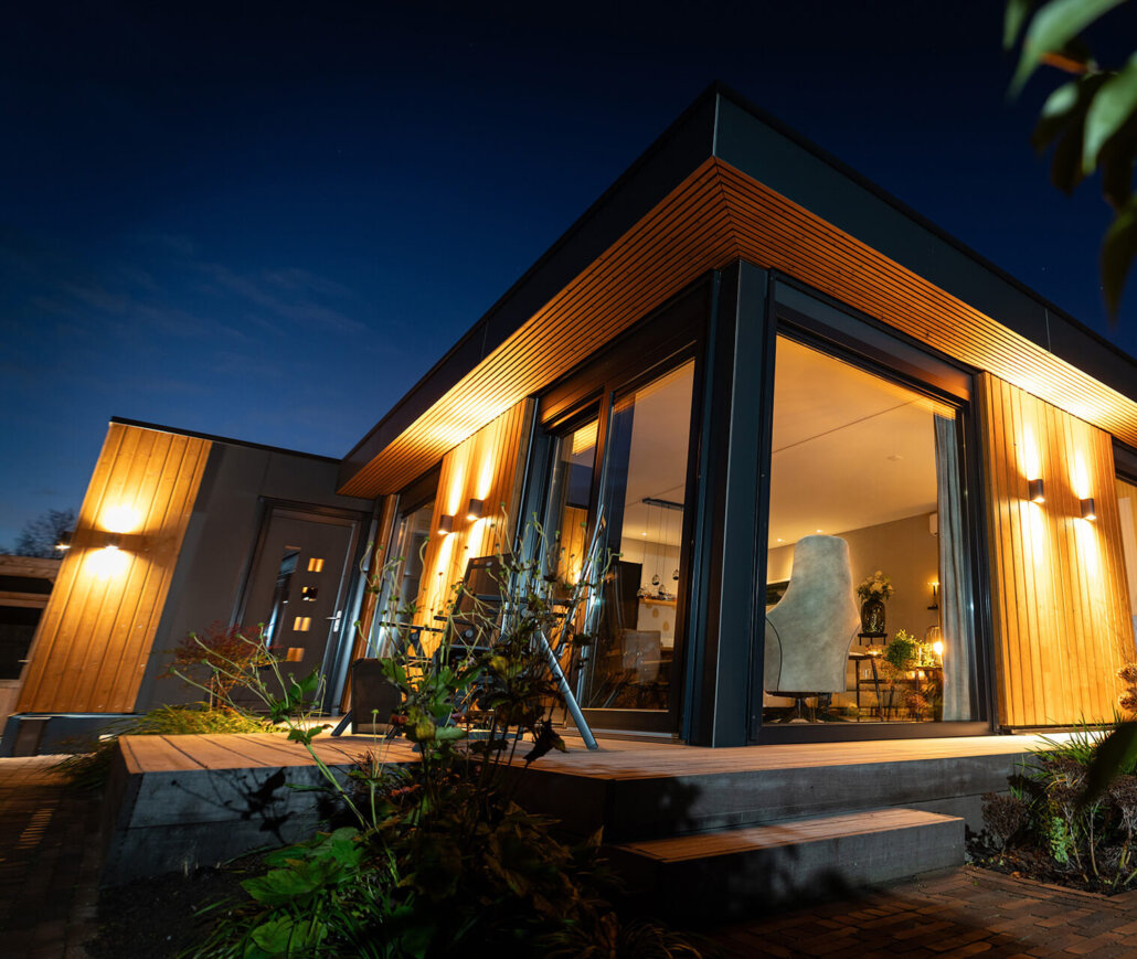 Luxe en moderne mantelzorgwoning van Solilux in 's Gravenmoer. Afwerking met zwarte keuken, visgraatvloer en rustiek hout aan de buitenzijde. Luxe badkamer en ruime woonkamer.