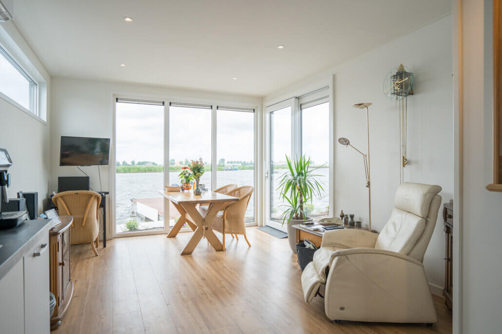 Moderne zorgwoning aan het water van 60m2 met grote woonkamer