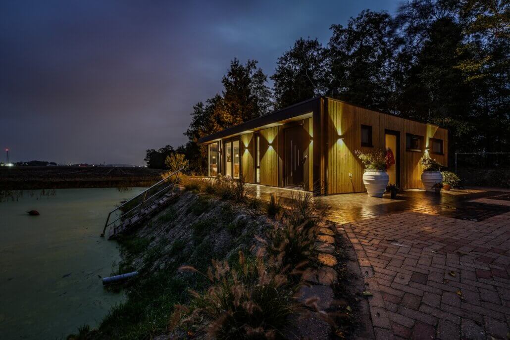 Houten gevel van moderne mantelzorgwoning in Friesland