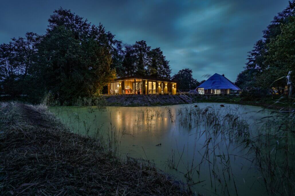 Mantelzorgwoning naast hoofdwoning met tuinpad en beplanting