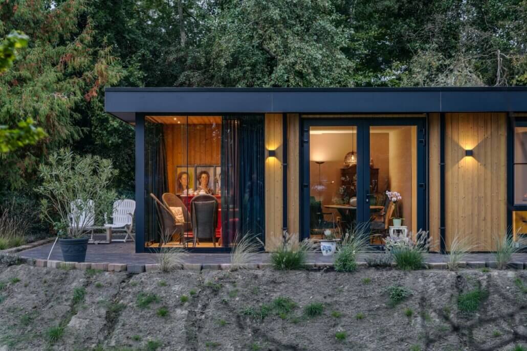 Mantelzorgwoning met duurzame houten bekleding en compacte vorm