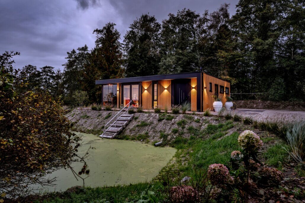 Tuinpad naar mantelzorgwoning in Friesland