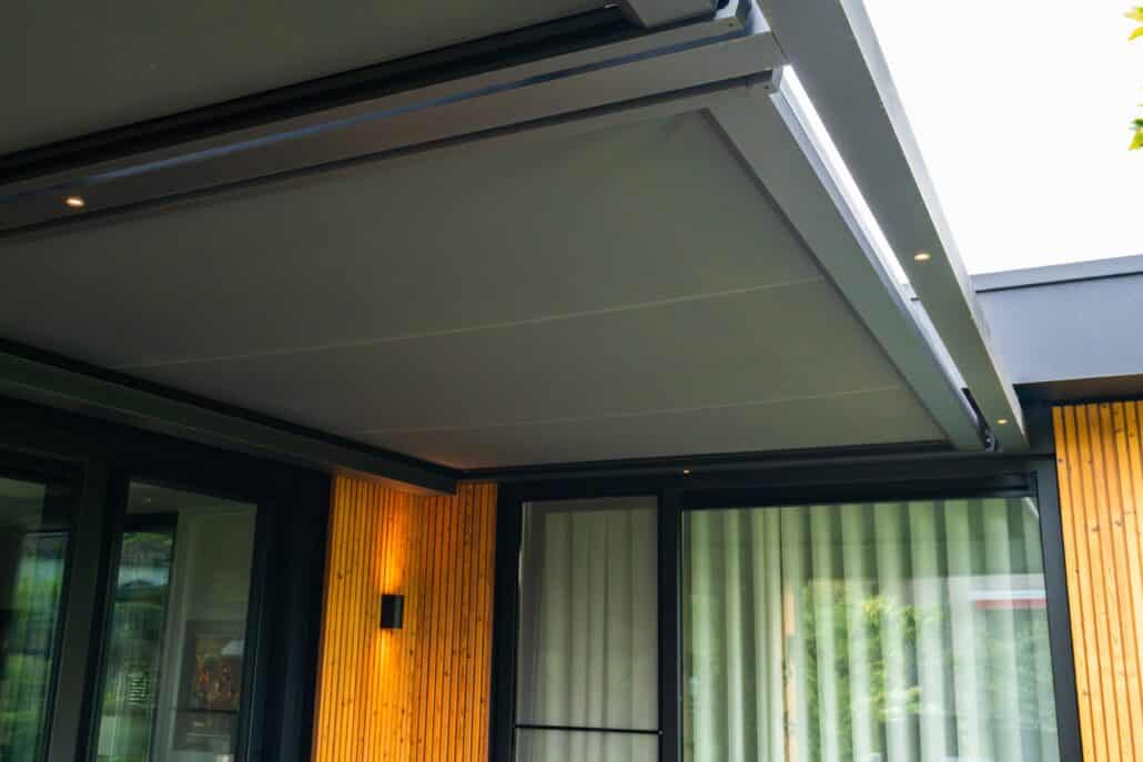 Moderne mantelzorgwoning van Solilux in Loenen met verticale gevelbekleding in warme houttinten, plat dak en overdekt terras, gelegen in een ruime, groene tuin.